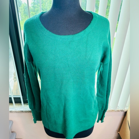 Tahari Vibrant Green Crew Neck Sweater Pearl Button on Sleeves Size Medium - Picture 2 of 9